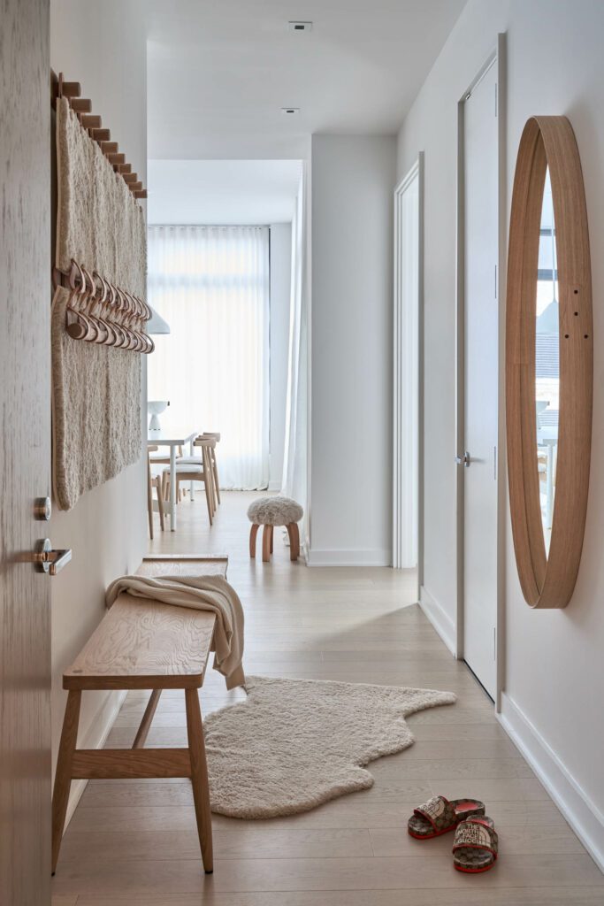 入口中包括Pinch London的长椅镜像和Moses Nadel挂起的墙