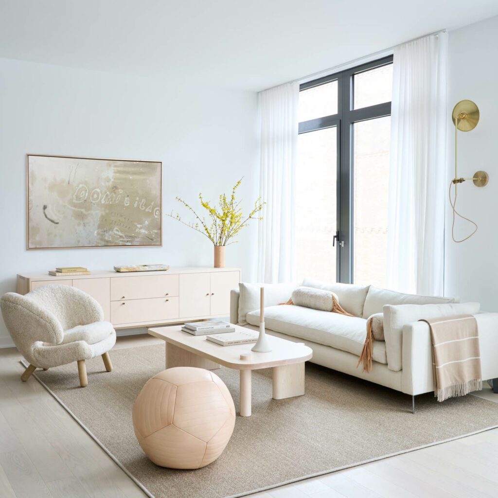 客厅自夸Workstead和MontauksofaEgg集体咖啡表和credenzaFinn Juhl休息椅梅里达地毯