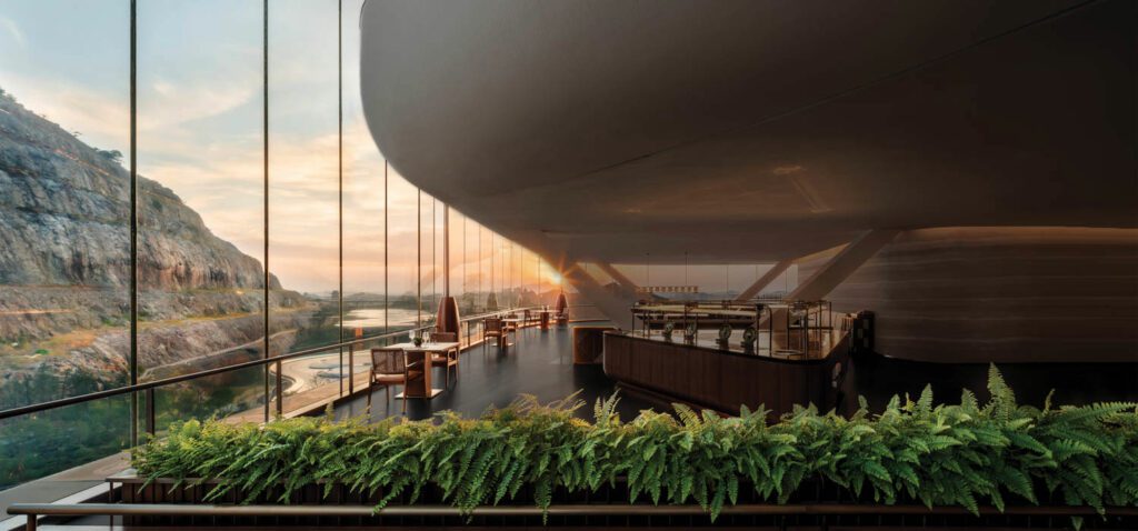 Banyan树南京花园博览会餐厅由郑中构件提供内涵的豪华宾馆组成,由唐山废弃采石场启发通过33尺高窗帘墙可见