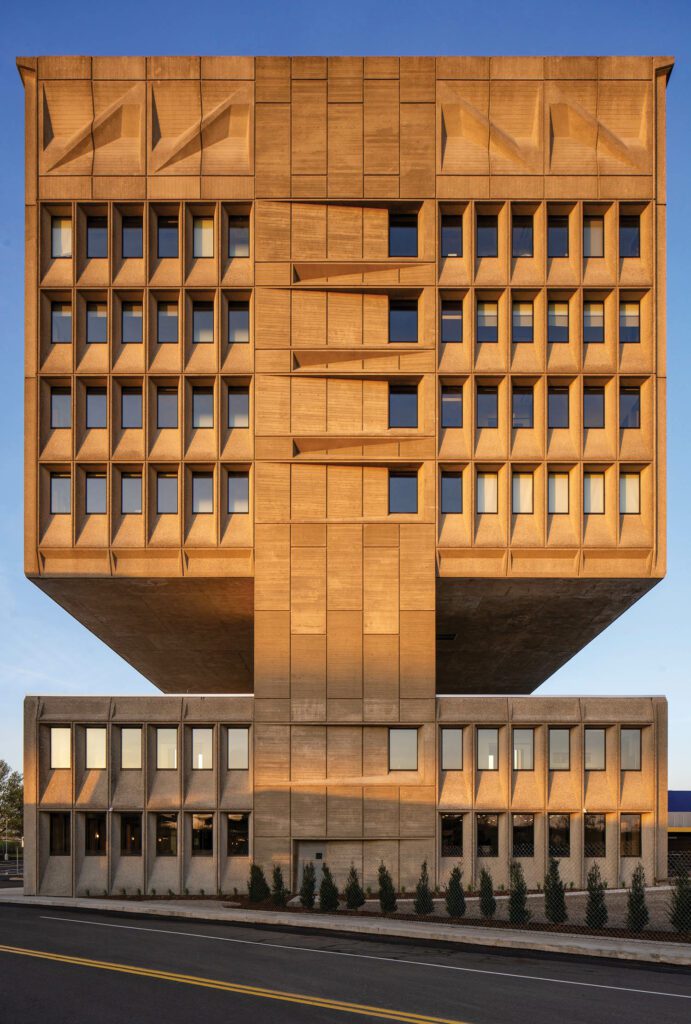 混凝土楼曾是阿姆斯特朗橡胶公司总部,现被列入历史遗址国家登记册