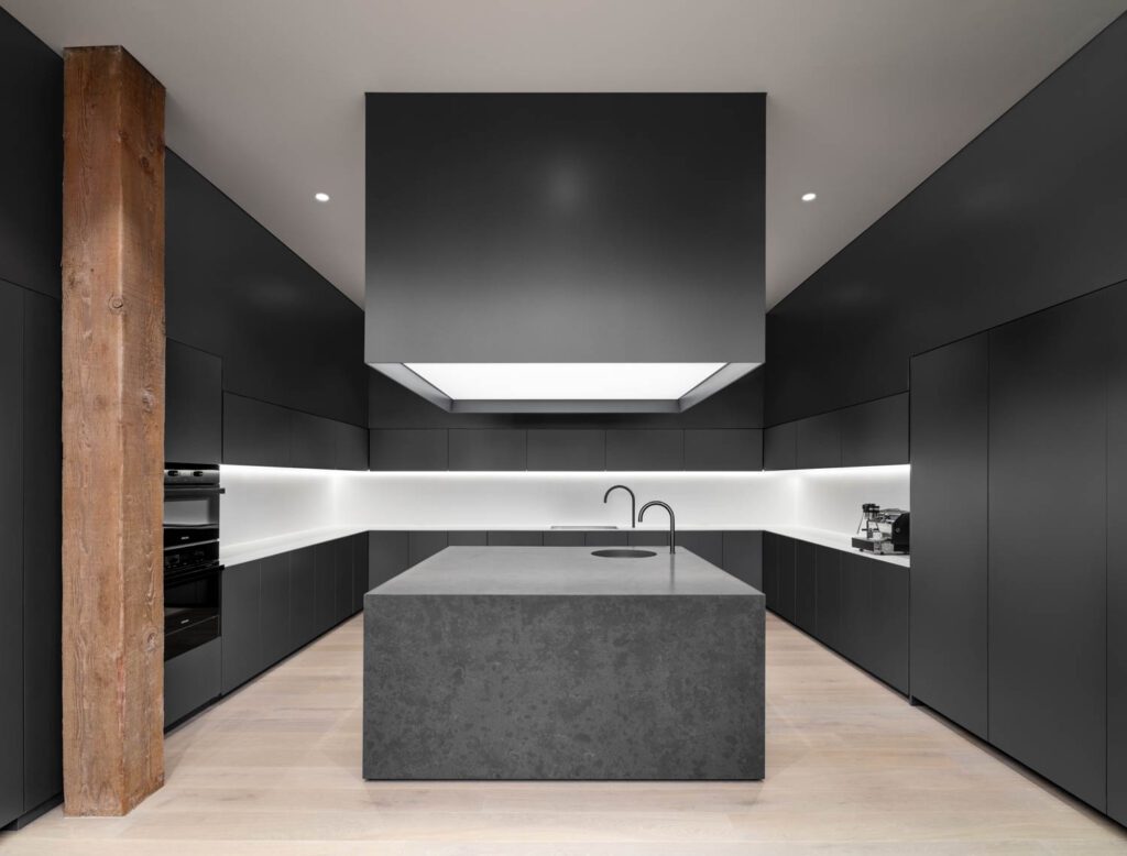 厨房有触锁画MDF柜子和石英岛