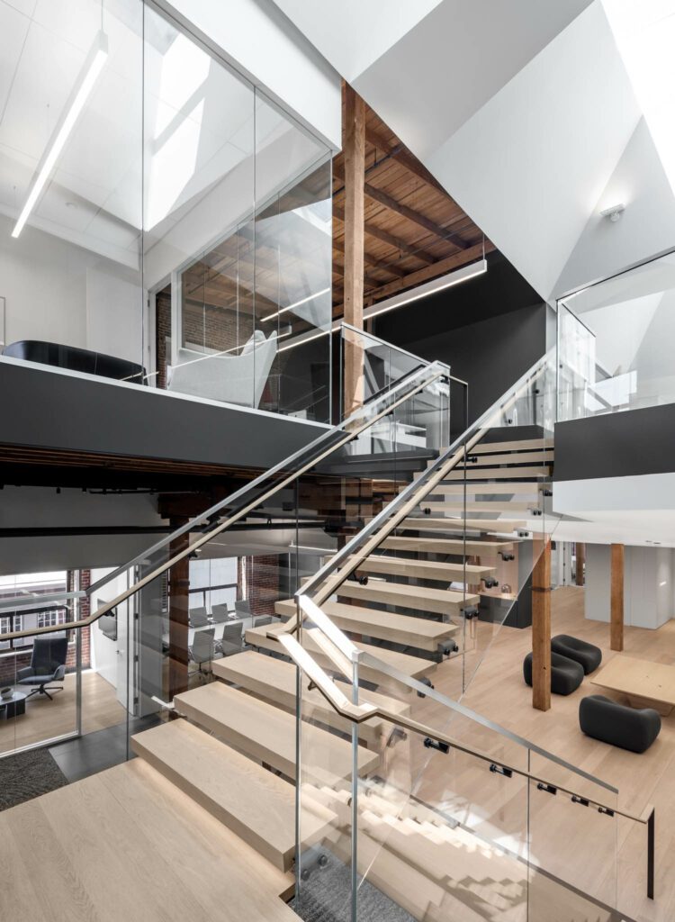 楼梯由天窗和LED照亮