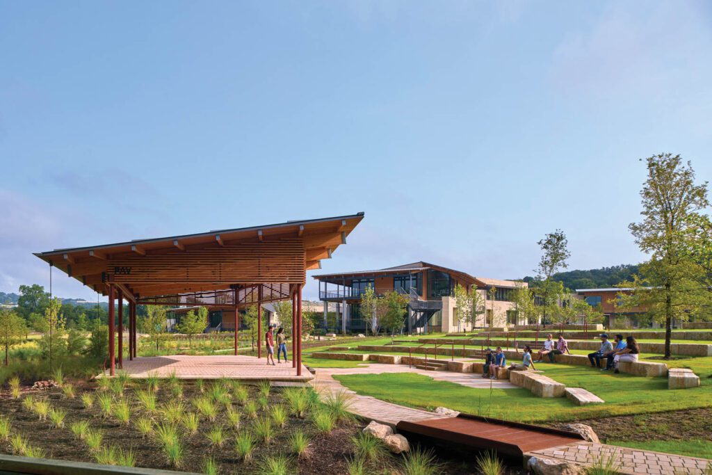 带石灰石块座椅和台阶