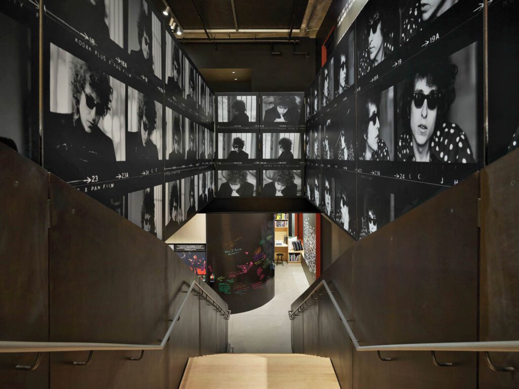 网格上50张BobDylan照片