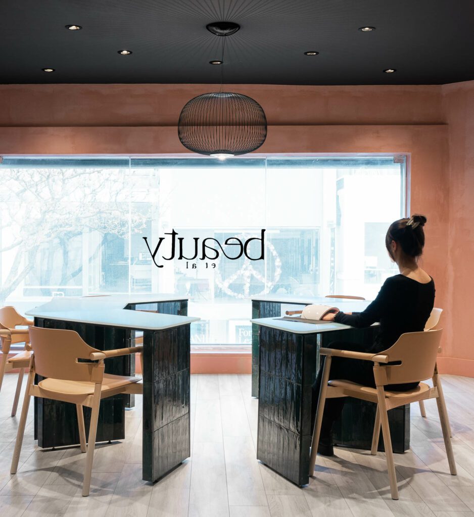 小聚光灯分布于天花板