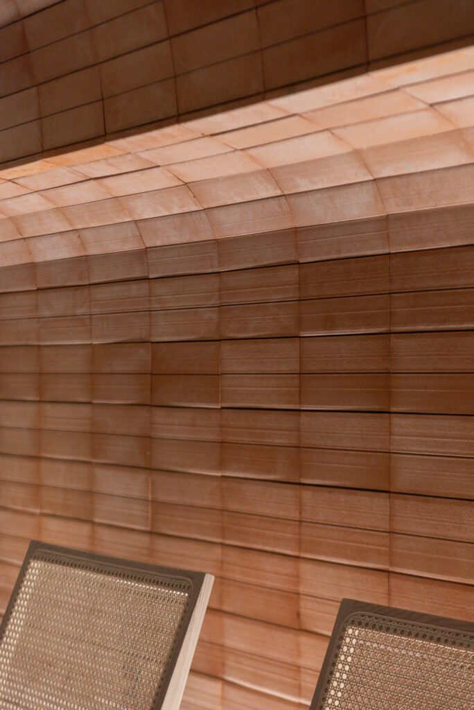 墙上布满木和粘土