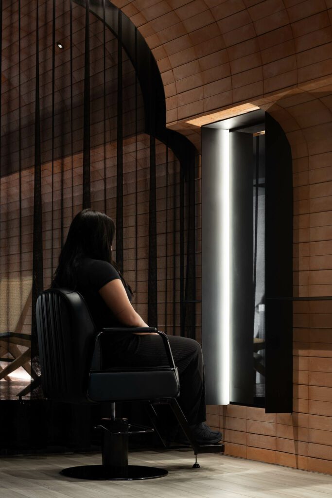 一个女人坐在美容院椅