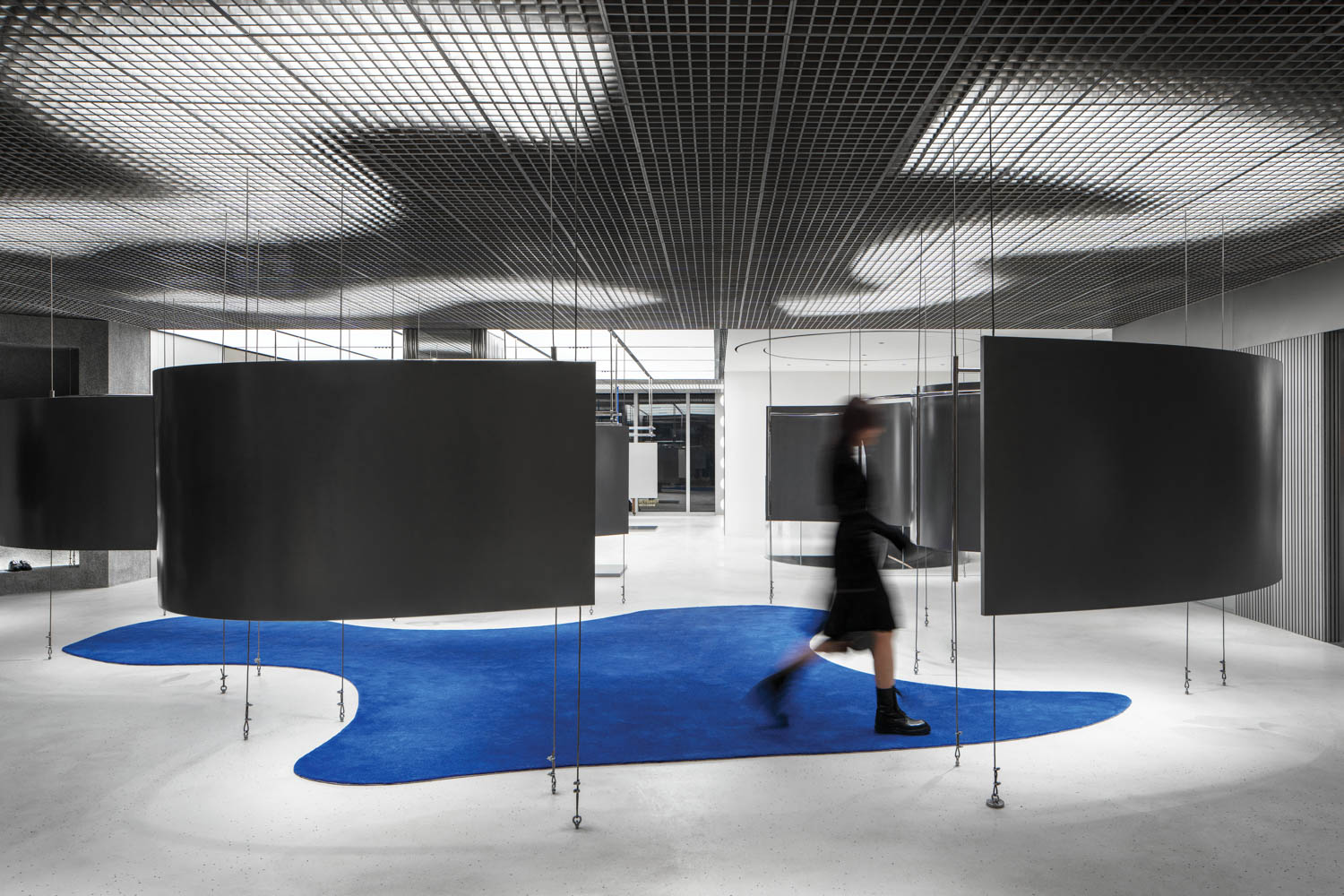 蓝地毯对中和空间其余部分中国成都Hug概念商店由大气架构师