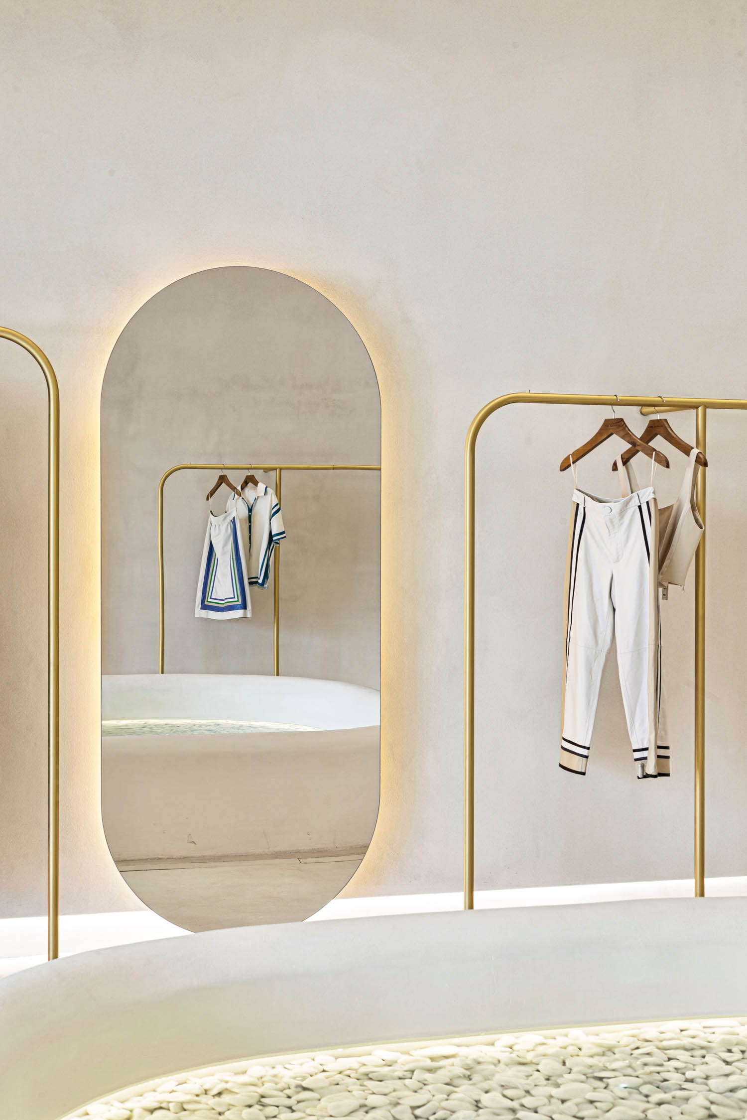 orval镜像在巴西Cris BarrosBeloForizate由Colina Maluhy+Partners