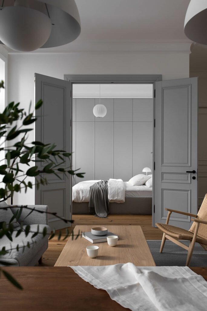 8号公寓门通向Elena Petresku