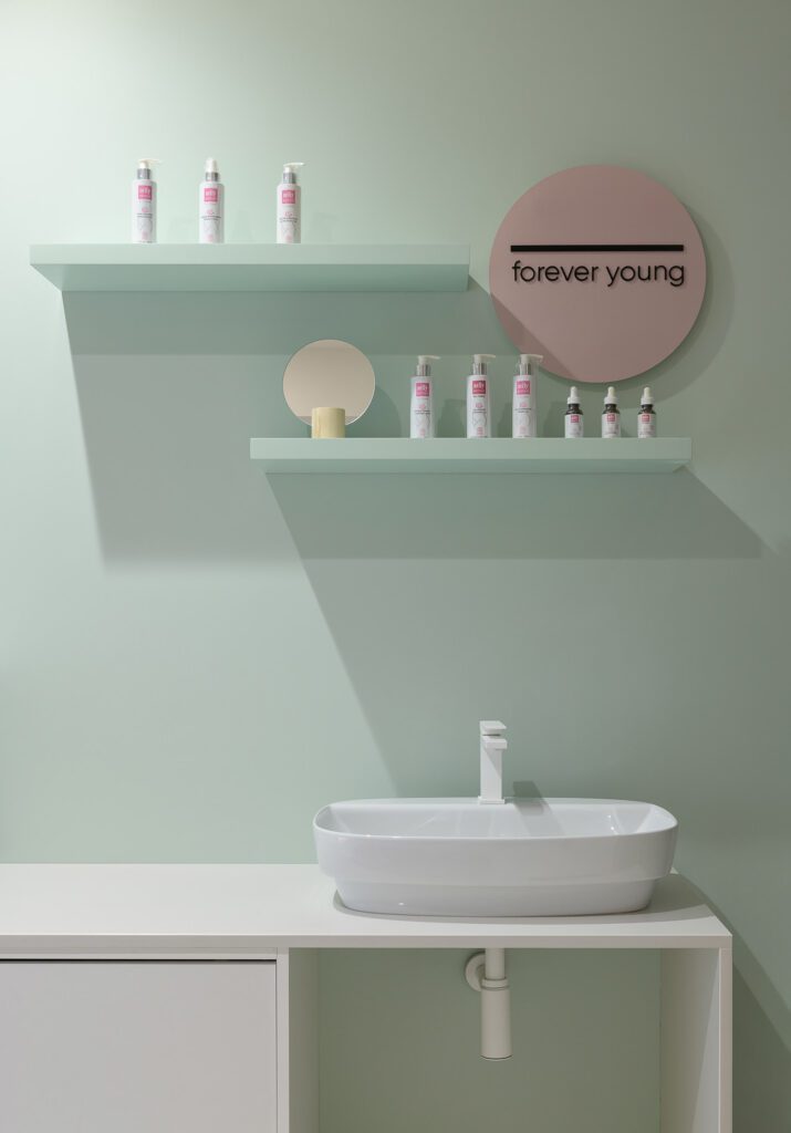 白瓷槽上方白柜台前方薄膜绿墙