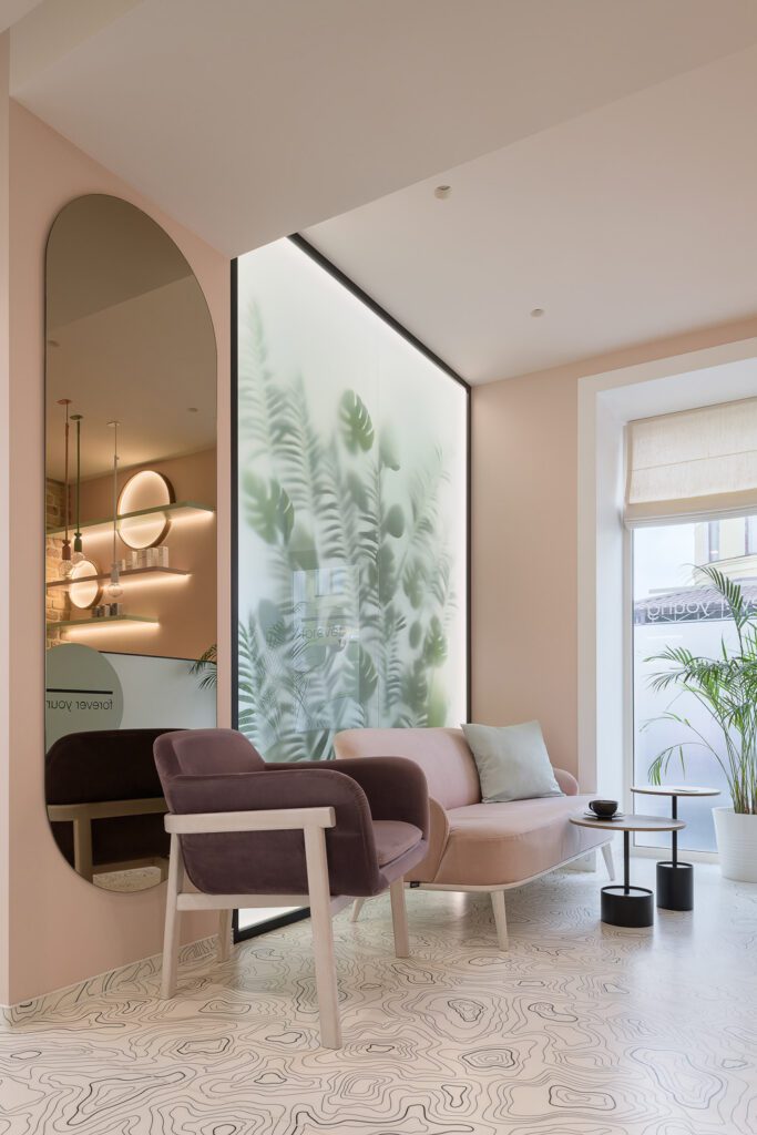 maroon沙发和粉红色沙发坐在乌克兰妇女医疗设施候机室中