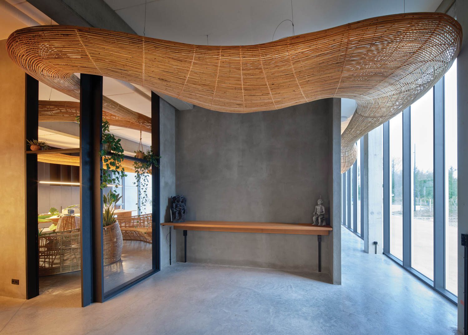 生物形态安装环绕房间天花板