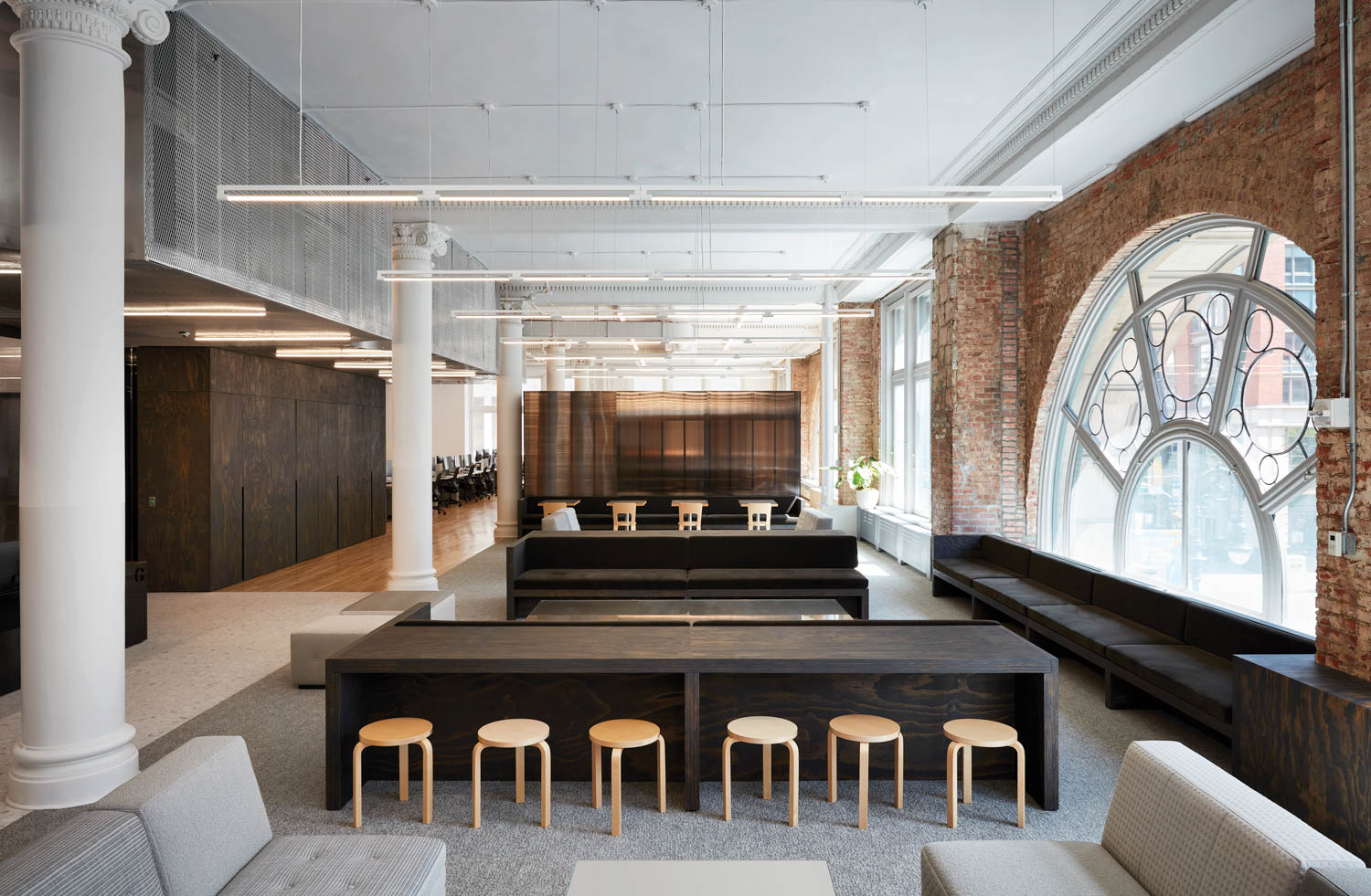 自定义沙发和表搭接Alvar Aalto的凳子和椅子