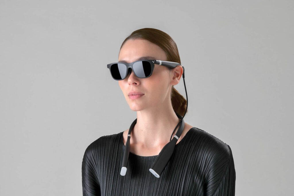 一个女人戴Vite One扩展现实镜