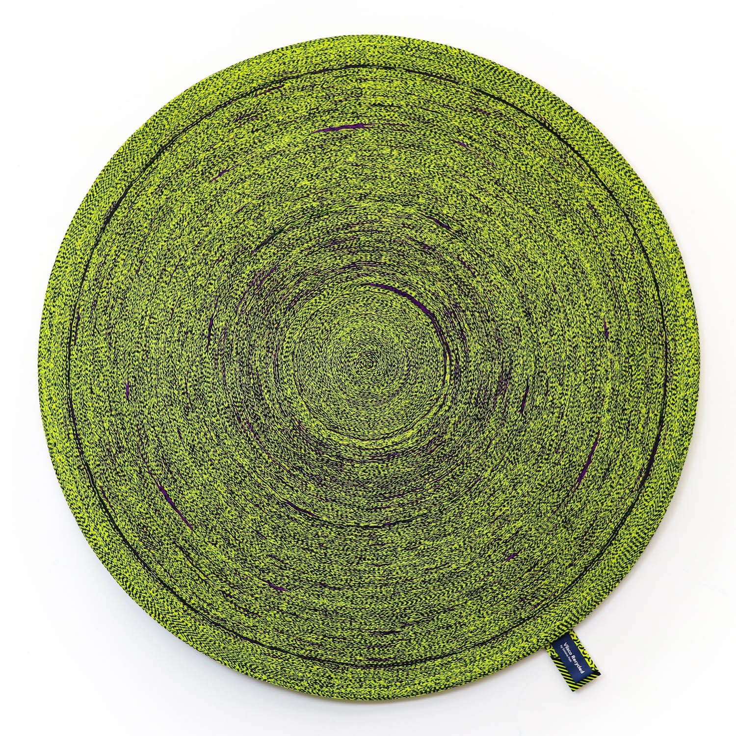 Simone Post用荷兰造纺织厂Vlisco回收蜡印剩余棉制作的地毯由Label/Breed制作