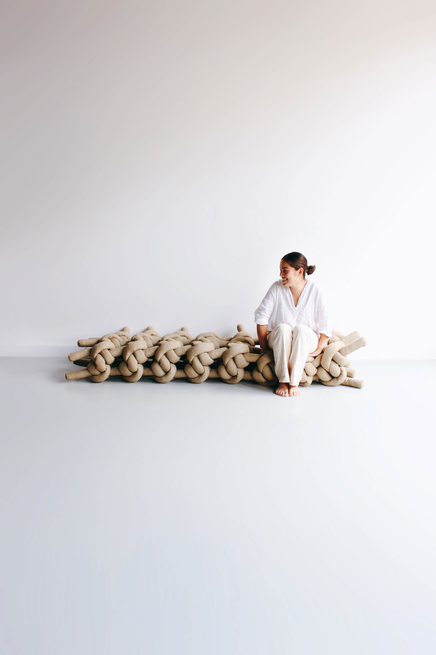 Studio YoonSeok-Hyeon设计松散配置使用地毯制作技术重构传统沙发