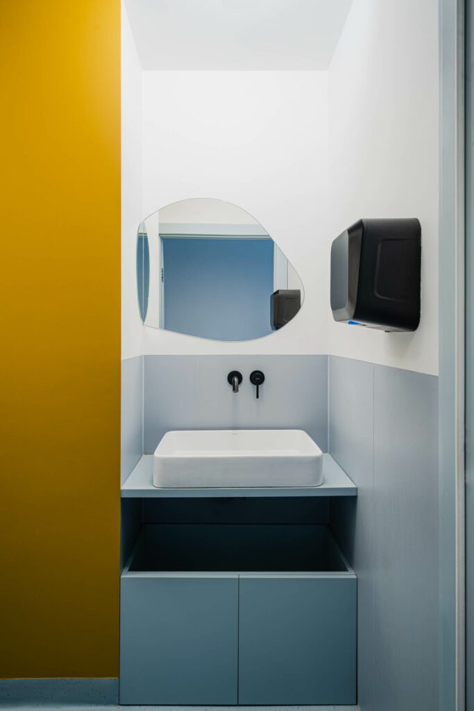 另一块布状镜像挂在浴室水槽上