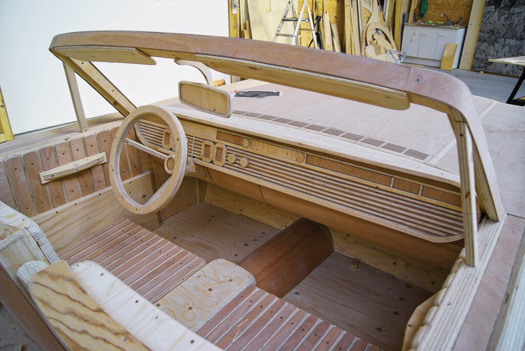 里夫特用胶合板雕刻并最终画出当时汽车制作的颜色