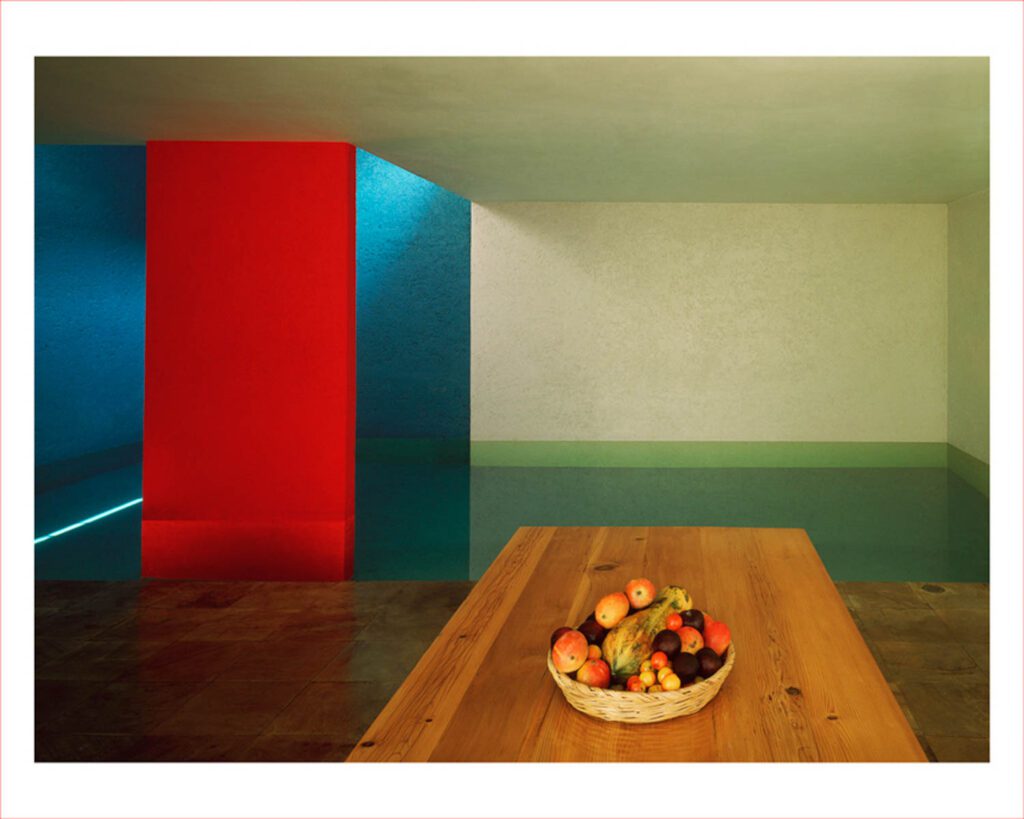 木质表加碗果 屋子里有红蓝绿墙