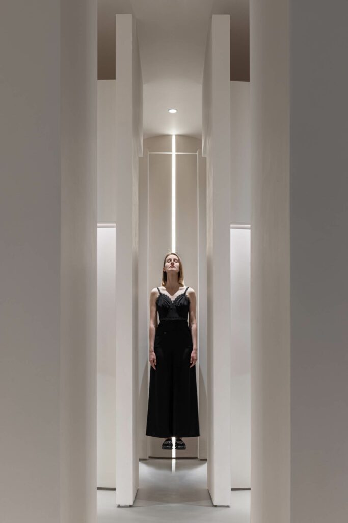 走廊由LED条照亮