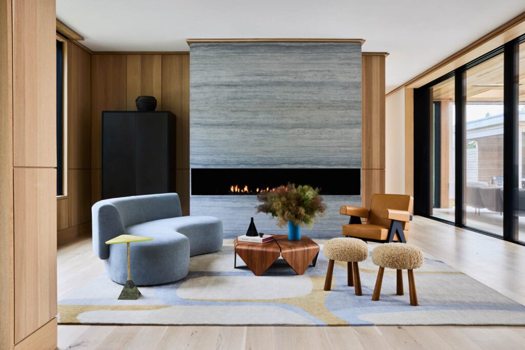 客厅内装着银蓝盖格织物的Christophe Delcourt Lek沙发