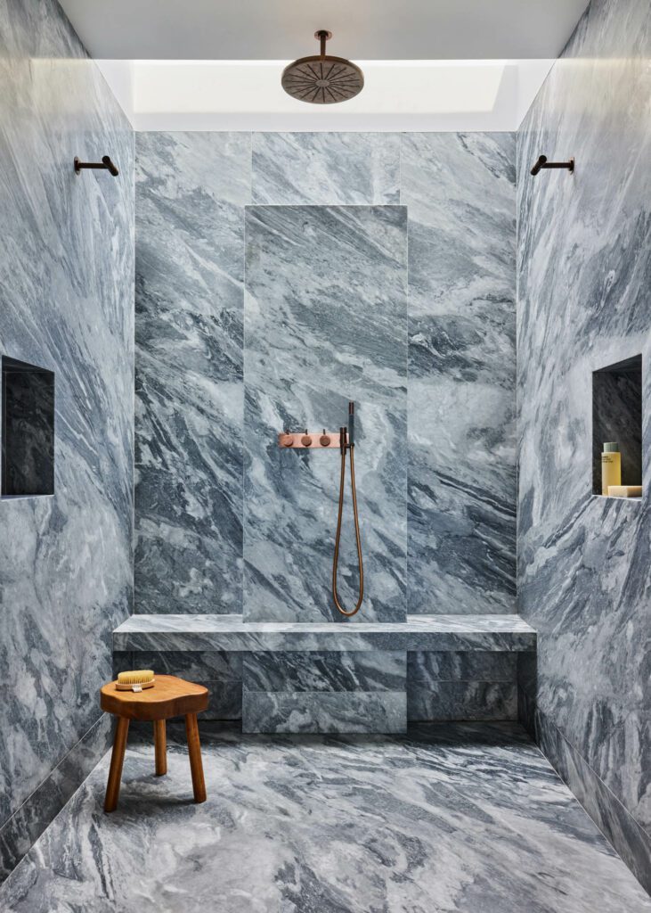 yabovip下载内部设计师Monica Fried表示, 踏入主浴池淋浴带蓝/灰大理石感觉你仿佛是在崩溃波中