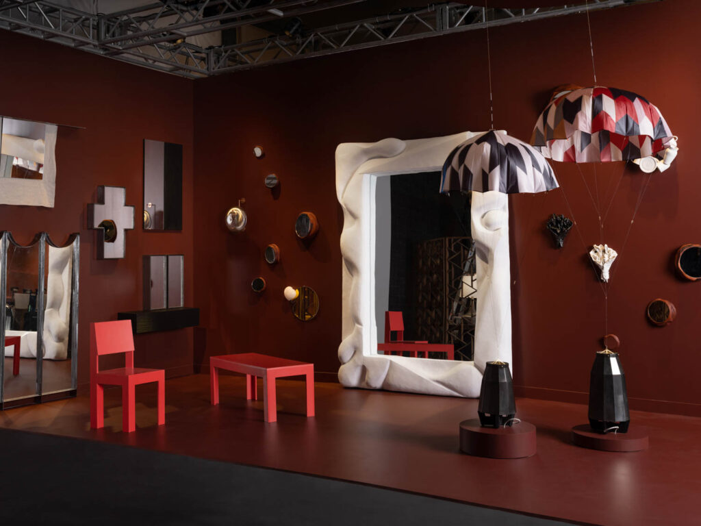 Emma Scully设计迈阿密/2022年配有红家具和大墙镜