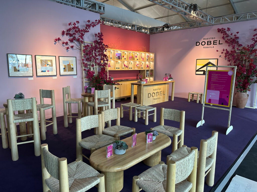 大师Dobel内部展示 设计迈阿密/2022, 显示家具受 '70s'Mexican设计启发