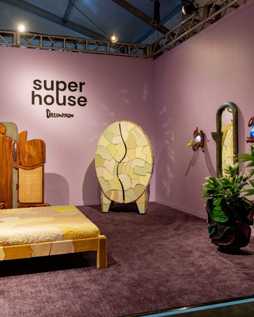 梦室内展览由超级屋制作,配有床和鸡形梳理机