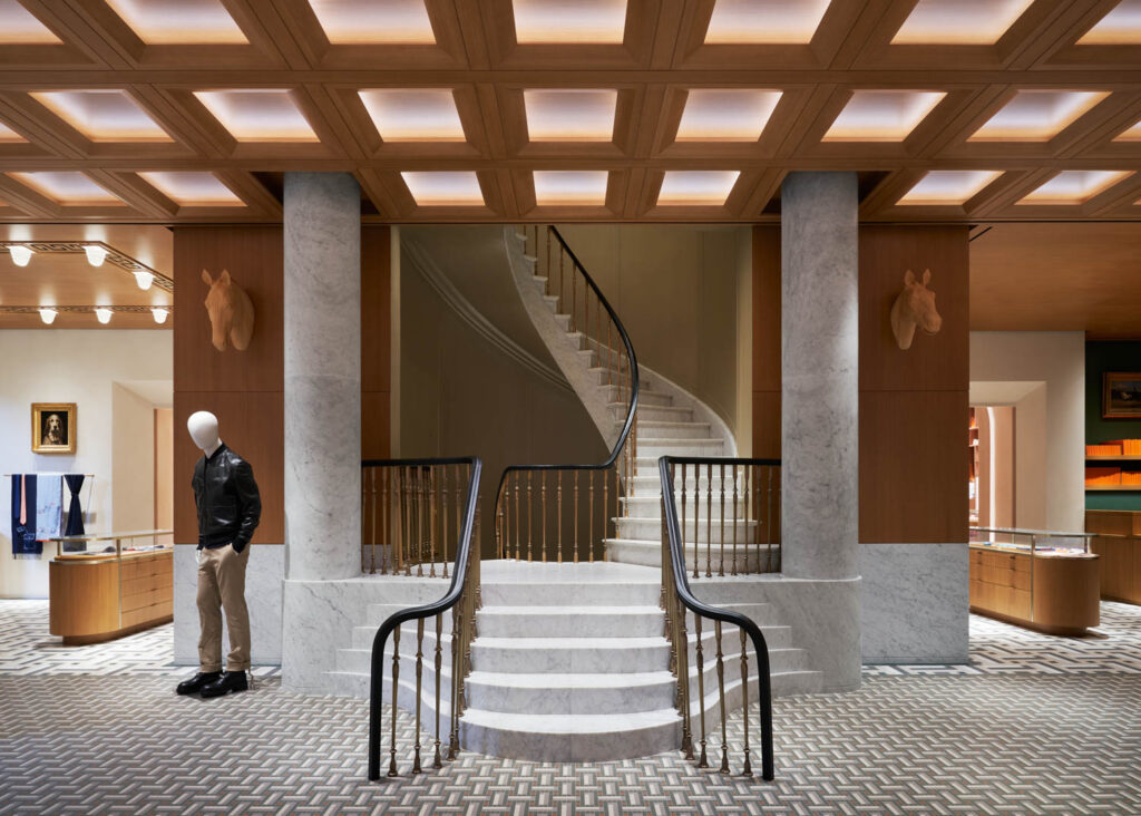 男子区楼梯旁的雄性假人