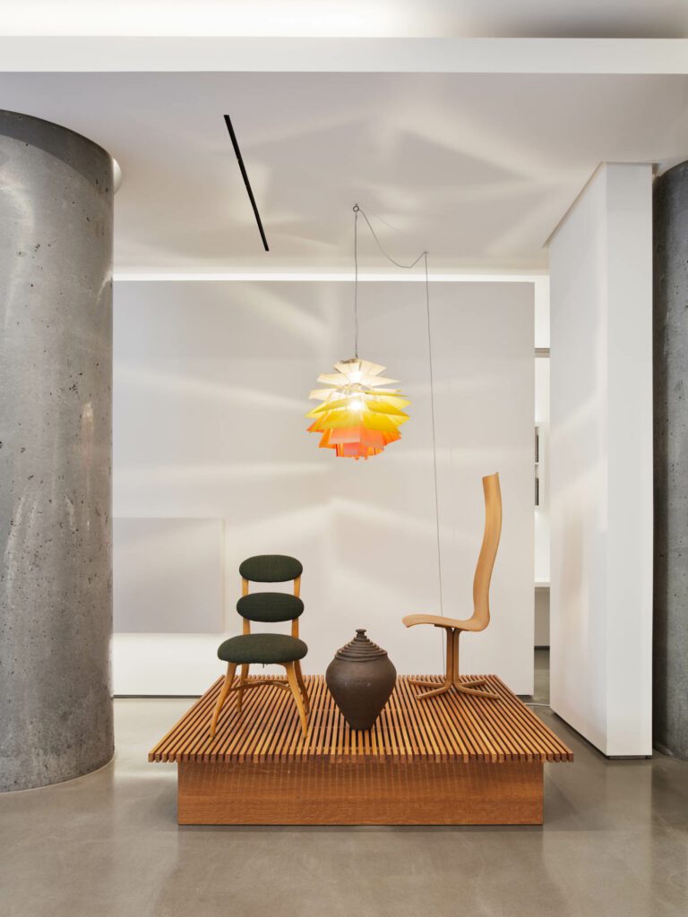 由Poul Henningsen悬浮在椅子上方的彩色螺旋天花板