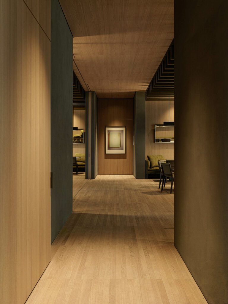 走廊通向有木地板的招待区