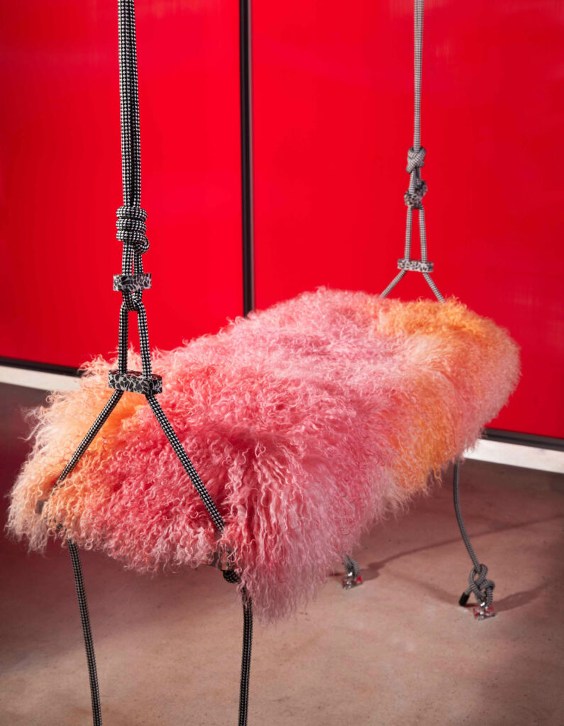 室内秋千覆盖粉红色和橙色毛座