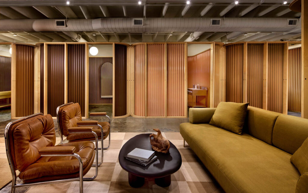 中世纪现代家具包括客座和黄绿色沙发