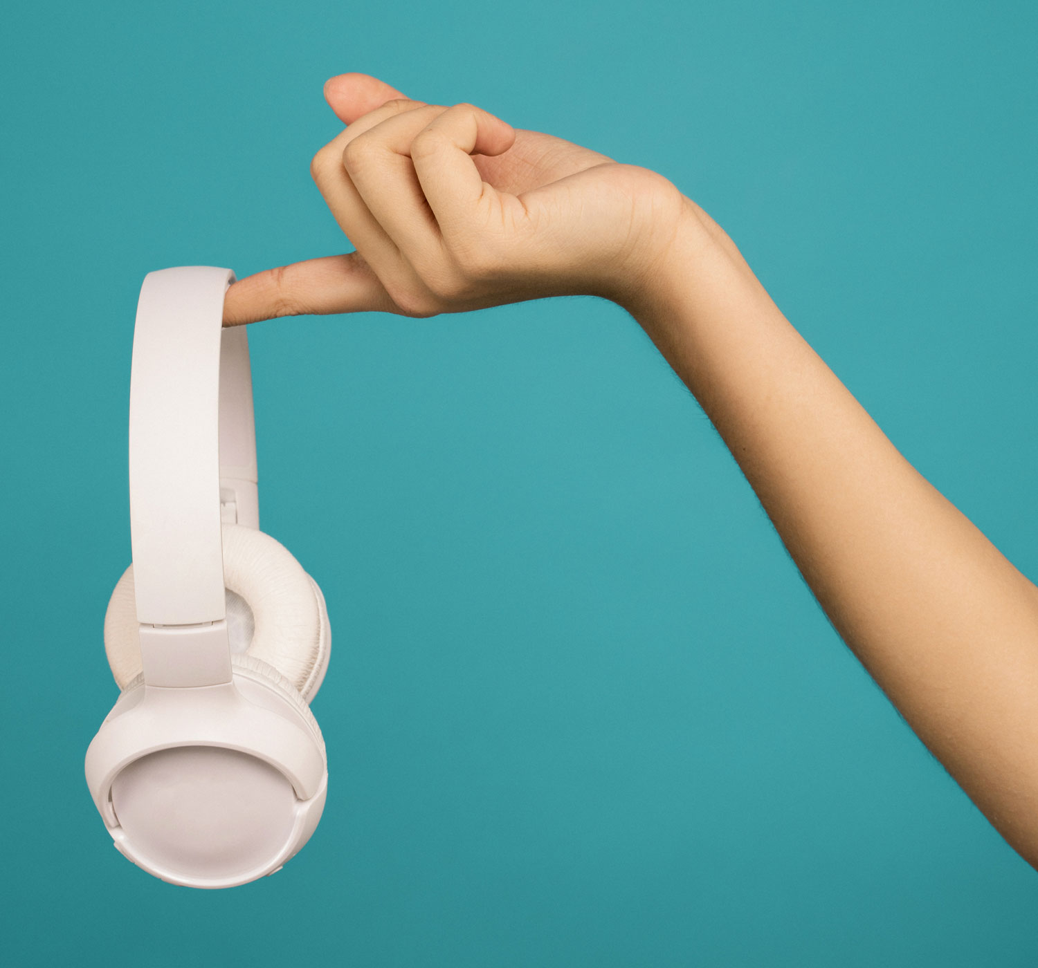 手持白耳机绿背景