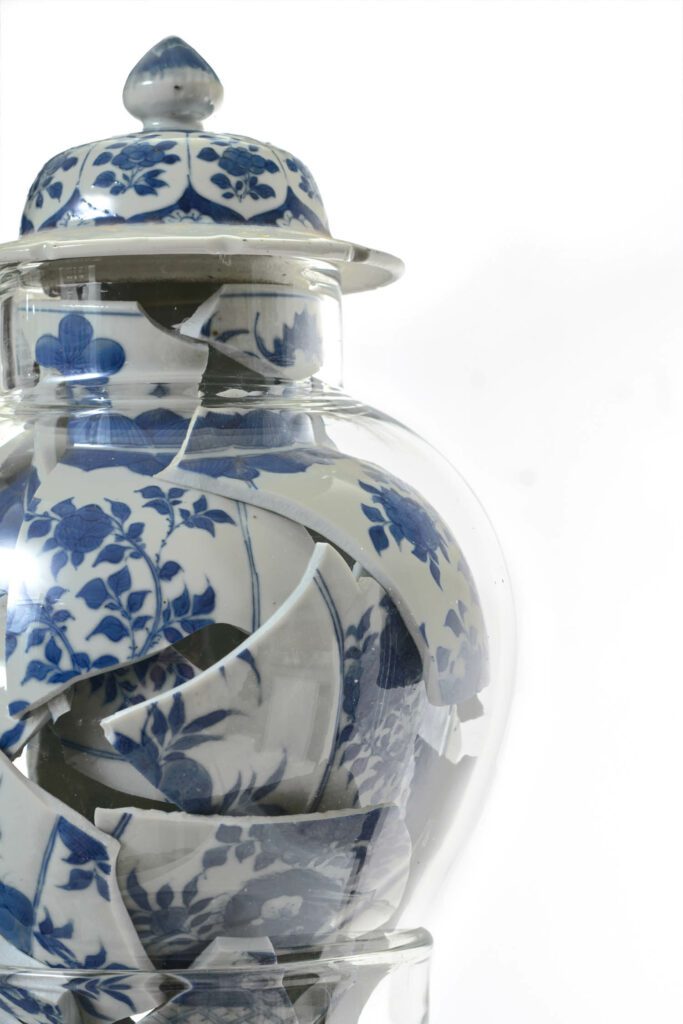 玻璃花瓶内破碎瓷