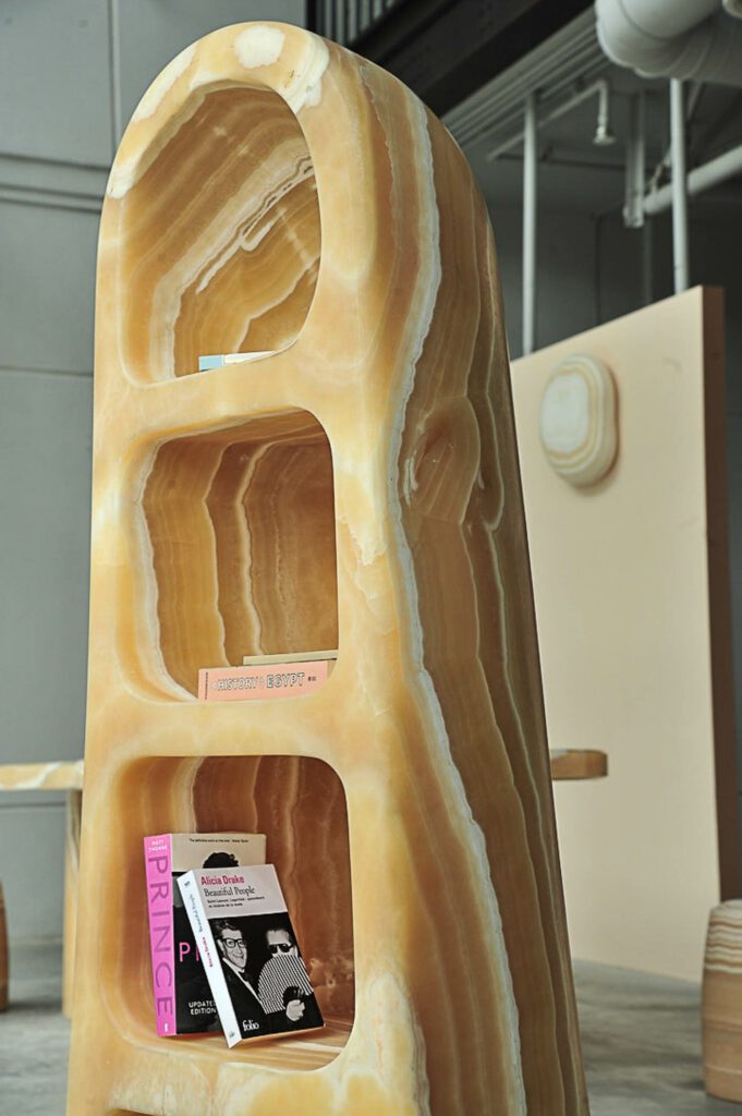 手刻书架由埃及 alabaster制成,四舍五入顶部