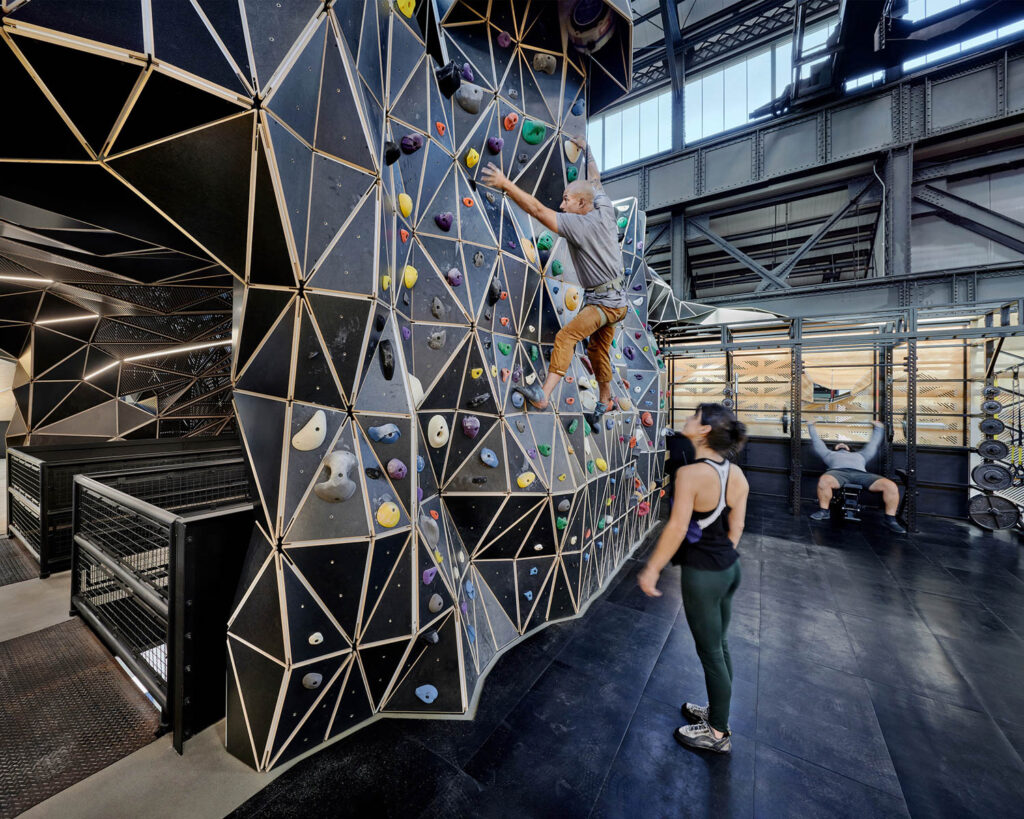 两个人爬黑岩墙