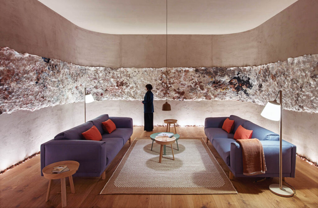 Claudy Jongstra在整个房间里安装织物,作为2019年Soleondel Mobile工程