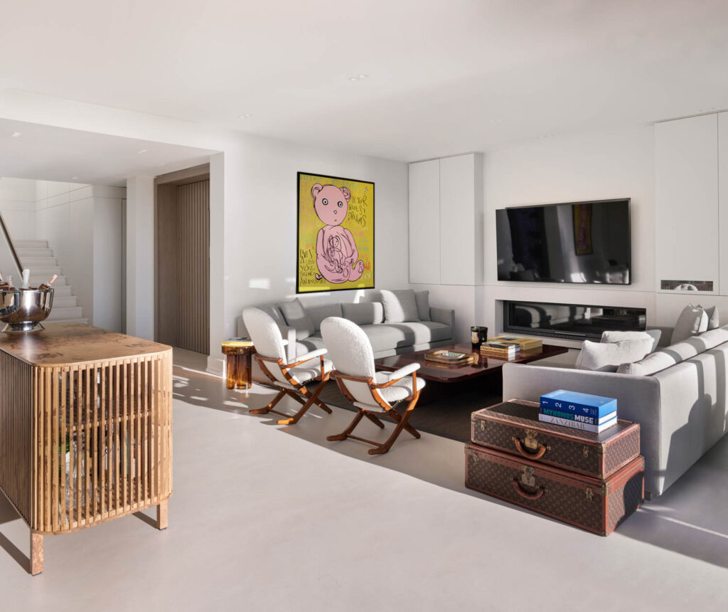 艺术作品挂在博德鲁姆 Turke客厅