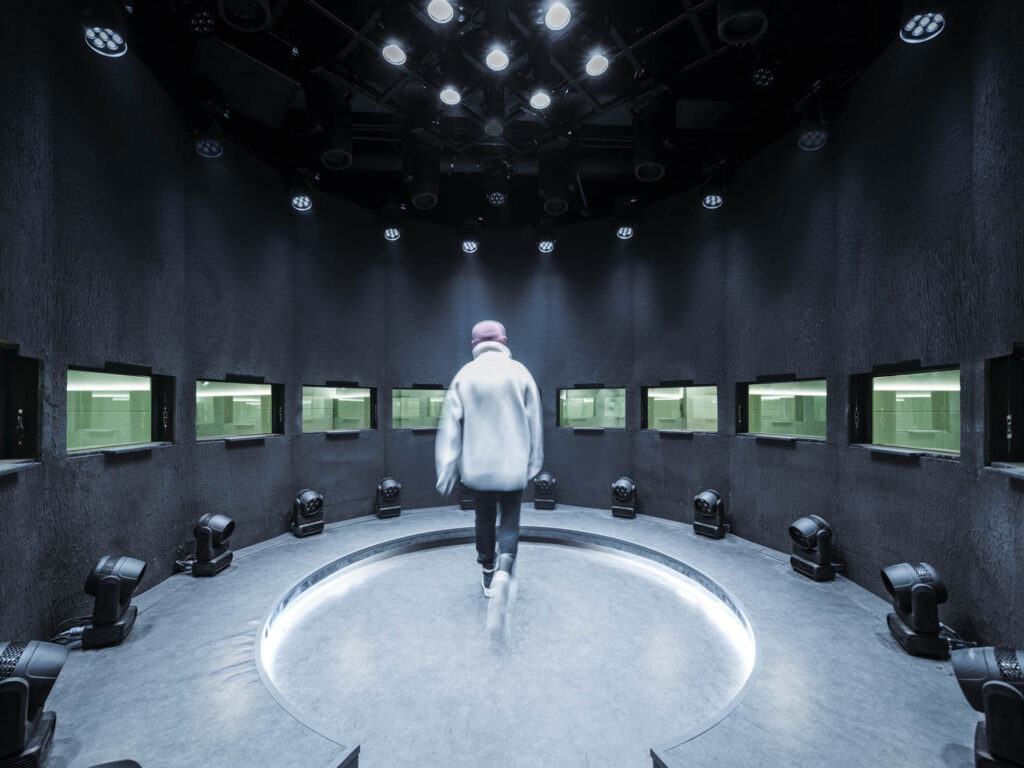 人走向窗口 弹出店单面