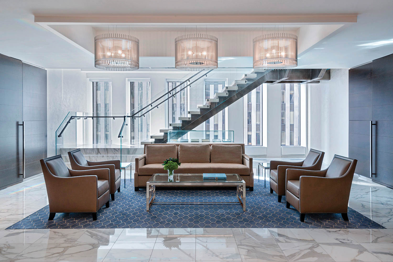 玻璃封装楼梯浮在Rothscild公司前厅
