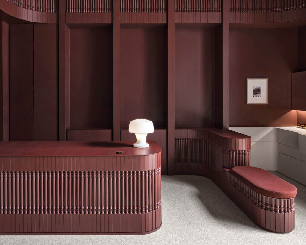 红色计数器匹配Aesop墙颜色