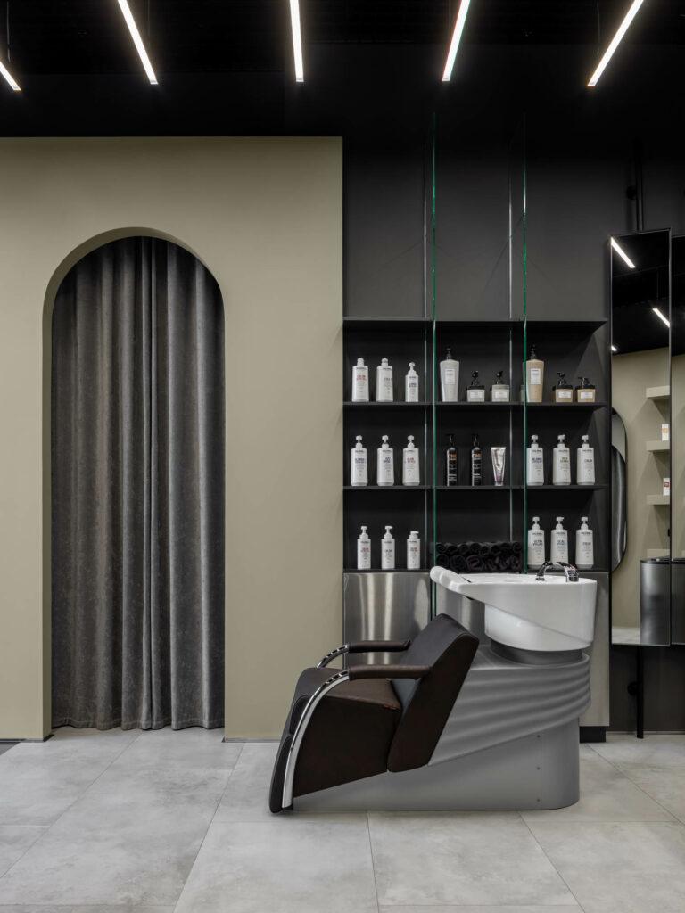 洗发站带白槽和黑灰椅靠近曲面门