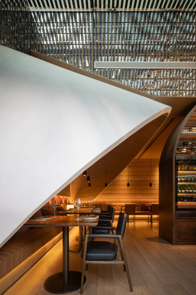 插座线对浅橡木地板设计