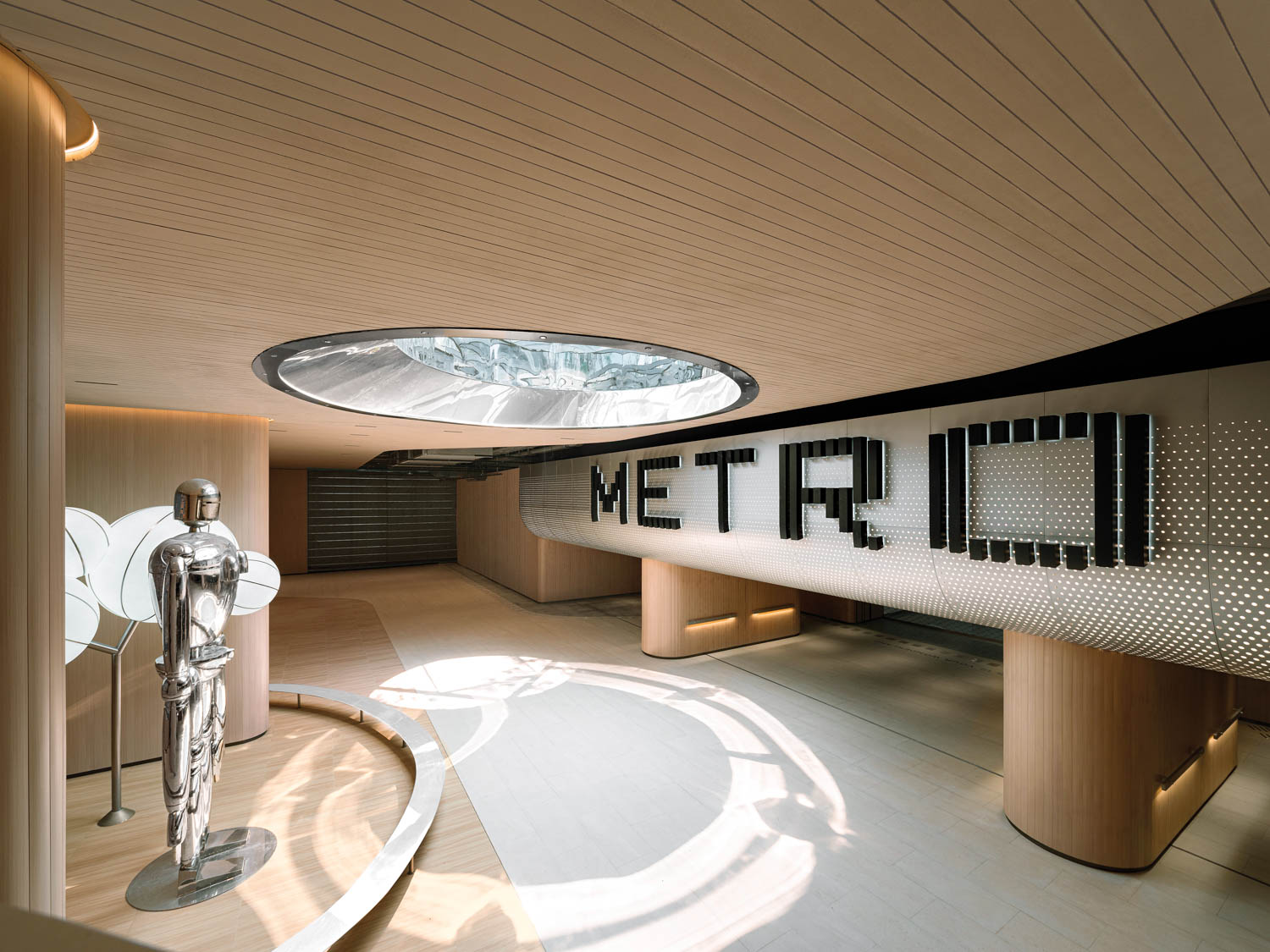 机器人站在Metro标志前 和下方天窗下 第十九届亚洲运动会