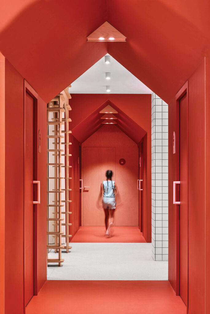 小孩穿过红色走廊