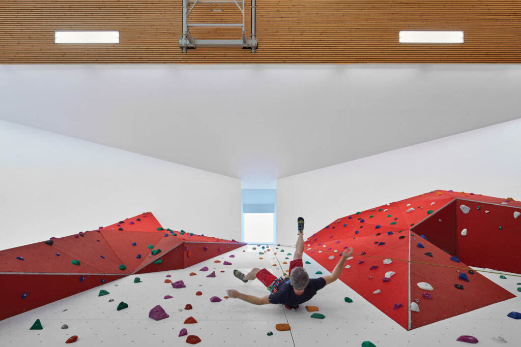 人滑下多色岩墙