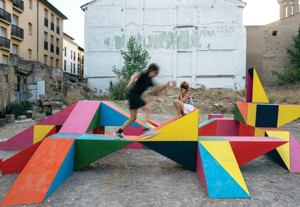 西班牙多彩游乐场安装